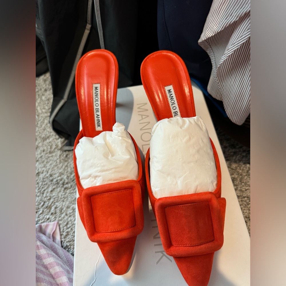 brand new Manolo Blahnik Maysales